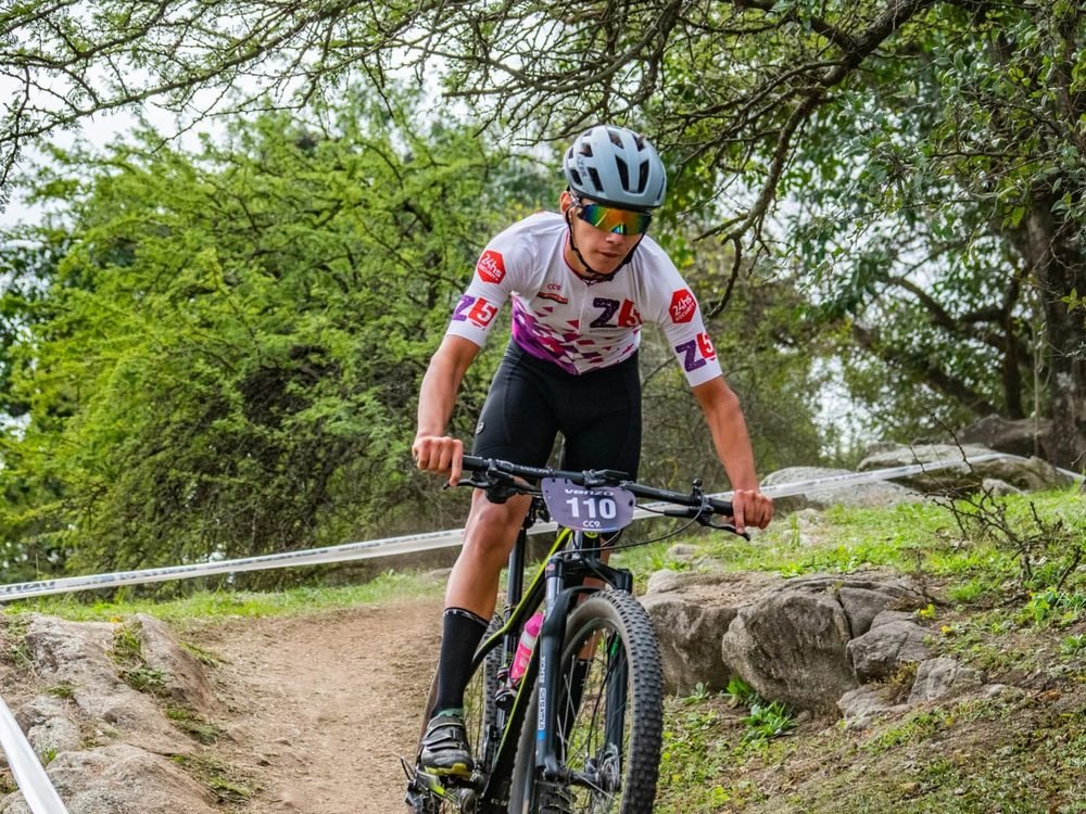 Christian Farías compitiendo en XCO con Zona5